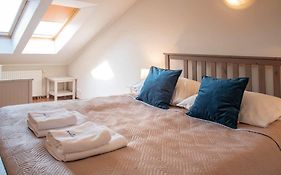 Apartamenty na Wyspie - Villa Mistral - Apartamenty z sypialnią i parkingiem